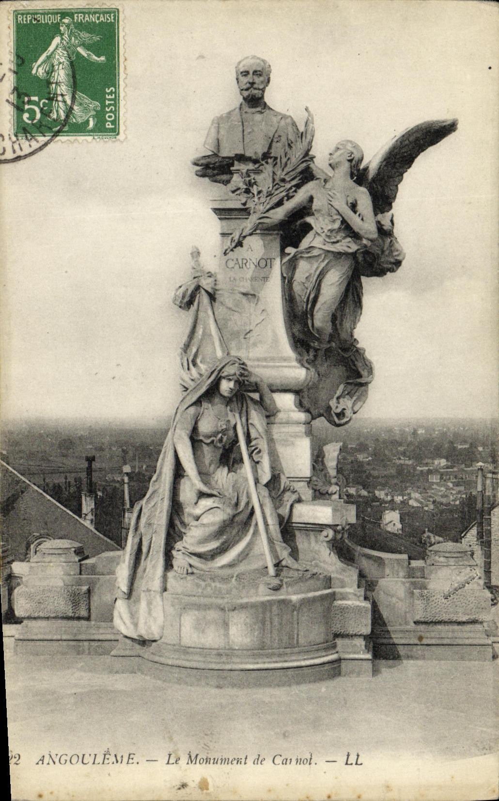 CPA Angouleme Le Monument de Carnot 
