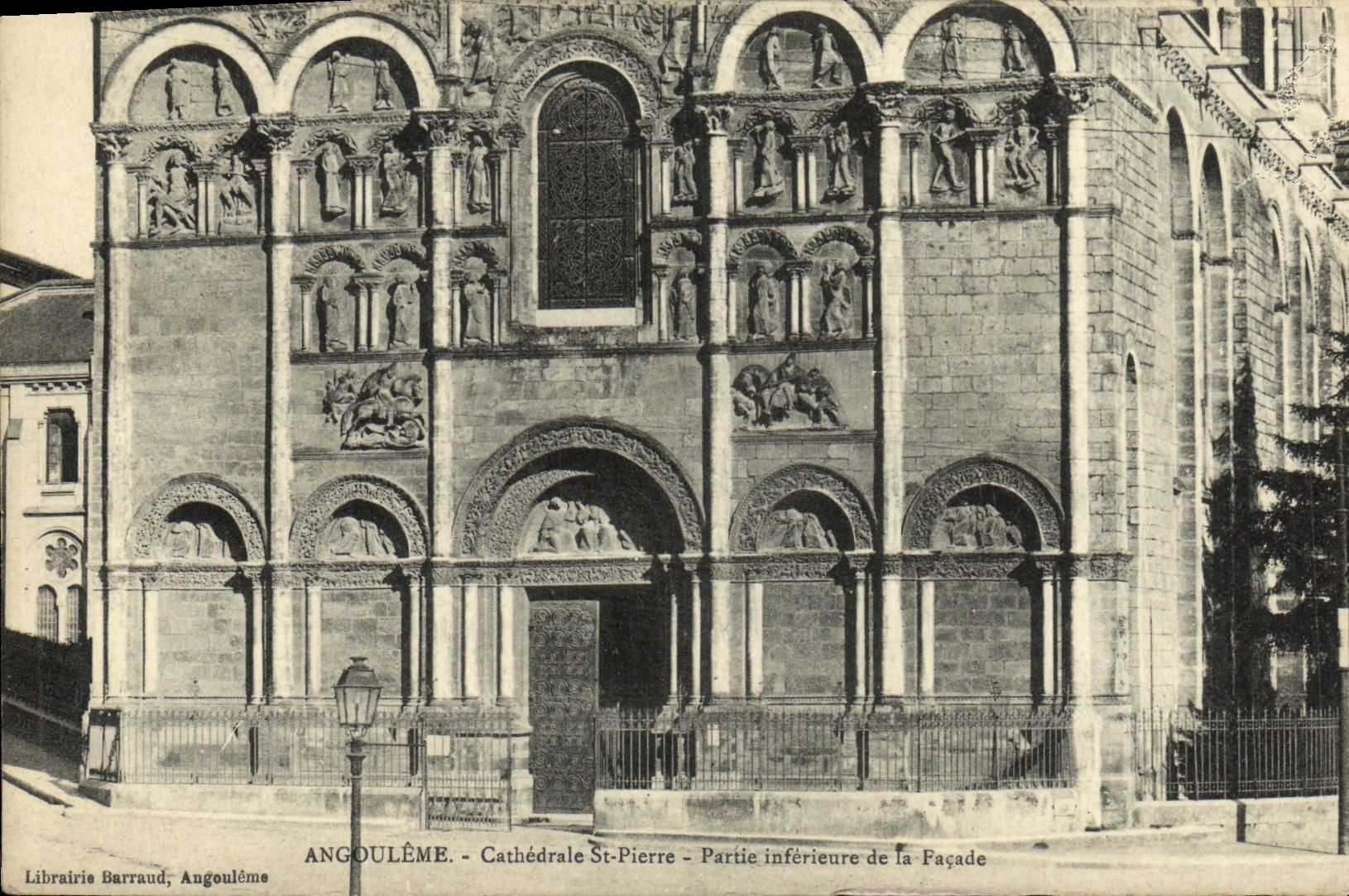 Angoulême — Cathédrale Saint-Pierre — Partie inférieure de la façade — Librairie Barraud, Angoulême