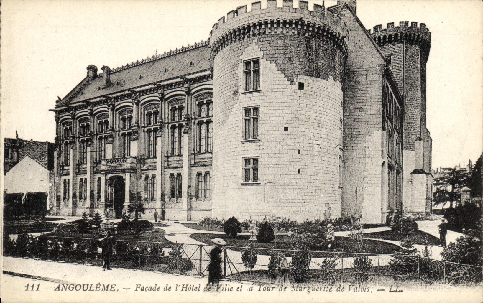 Angoulême — Façade de l'Hôtel de Ville et la Tour de Marguerite de Valois — LL. — N° 111