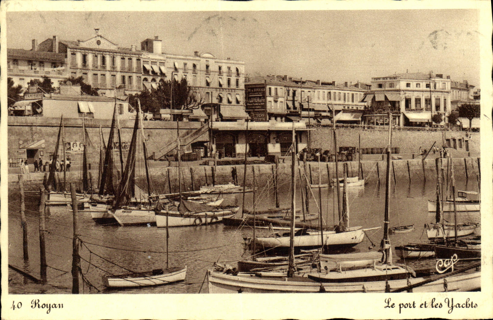 CPA Royan Le port et les yachts Bateaux 