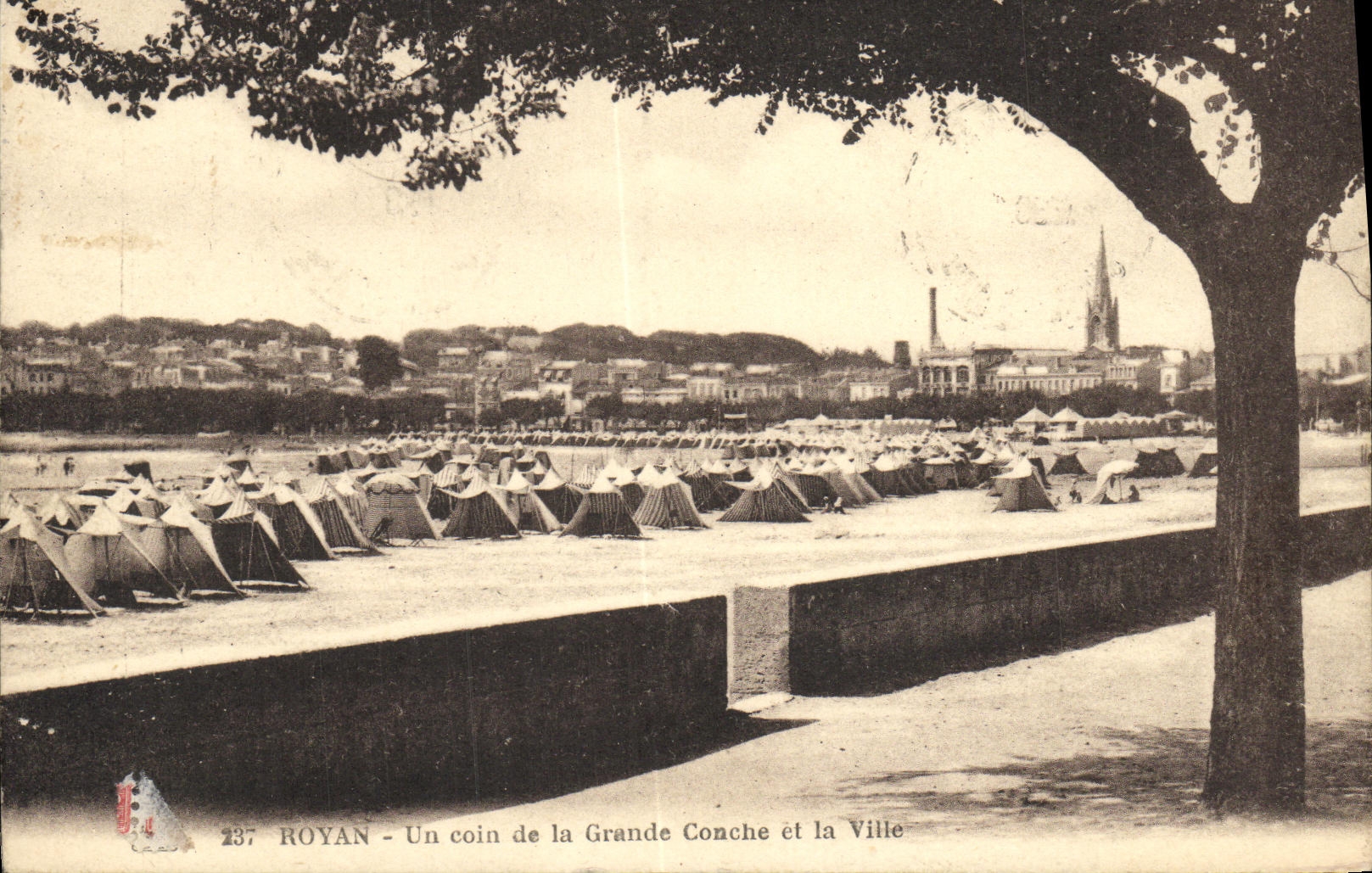 ROYAN - Un coin de la Grande Conche et la Ville