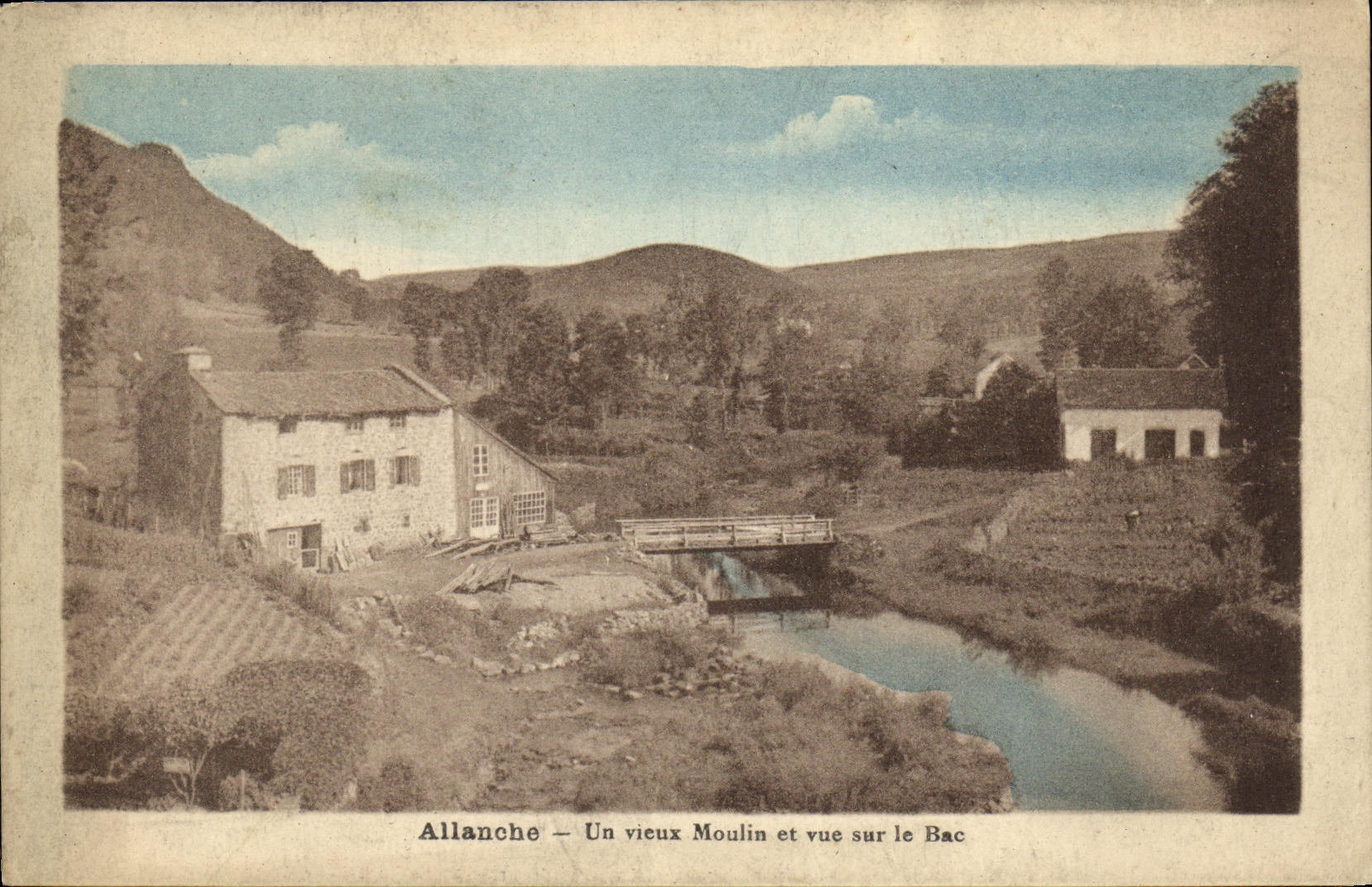CPA Allanche Un vieux Moulin et vue sur le Bac
