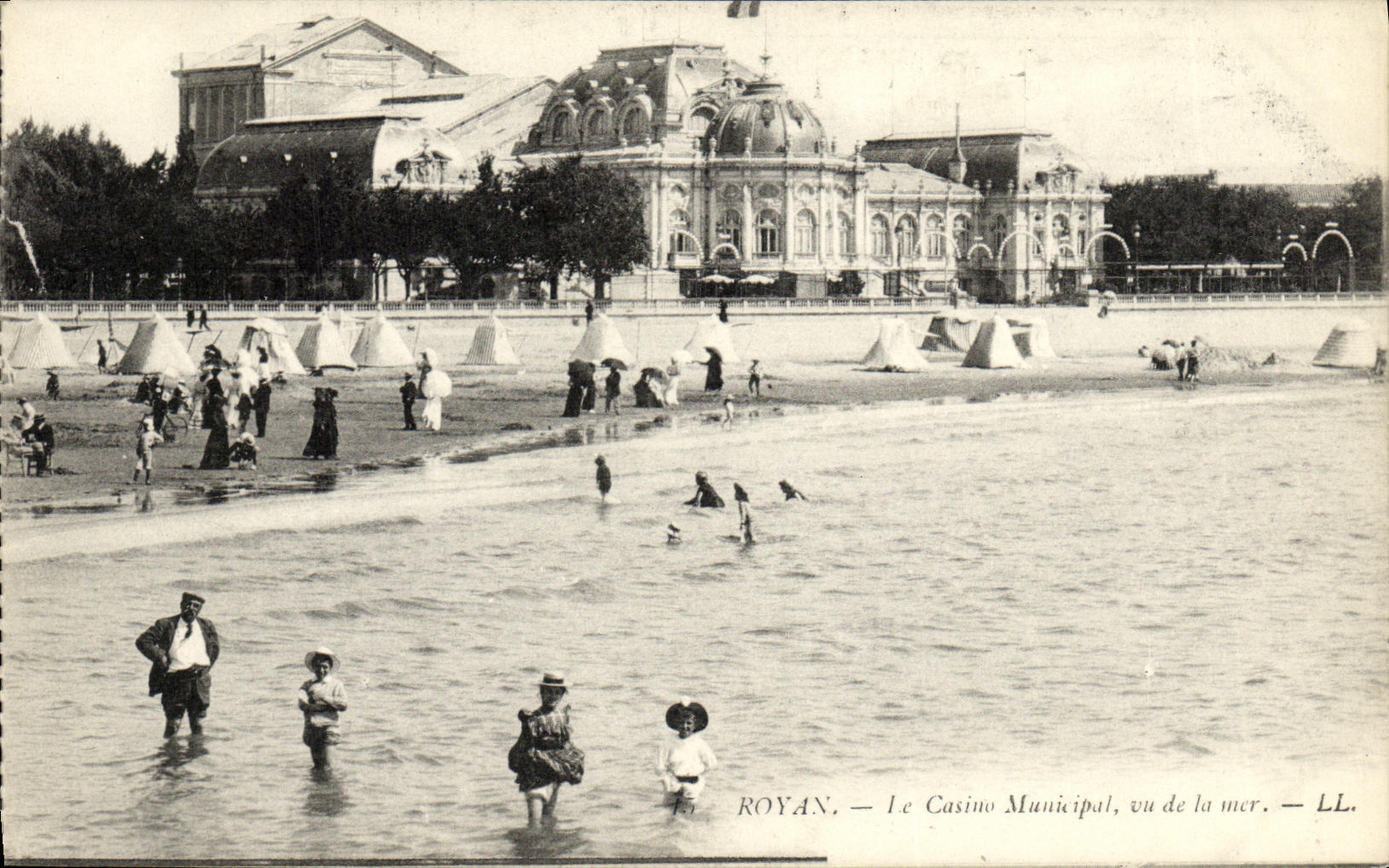 Royan — Le Casino Municipal, vu de la mer — LL.