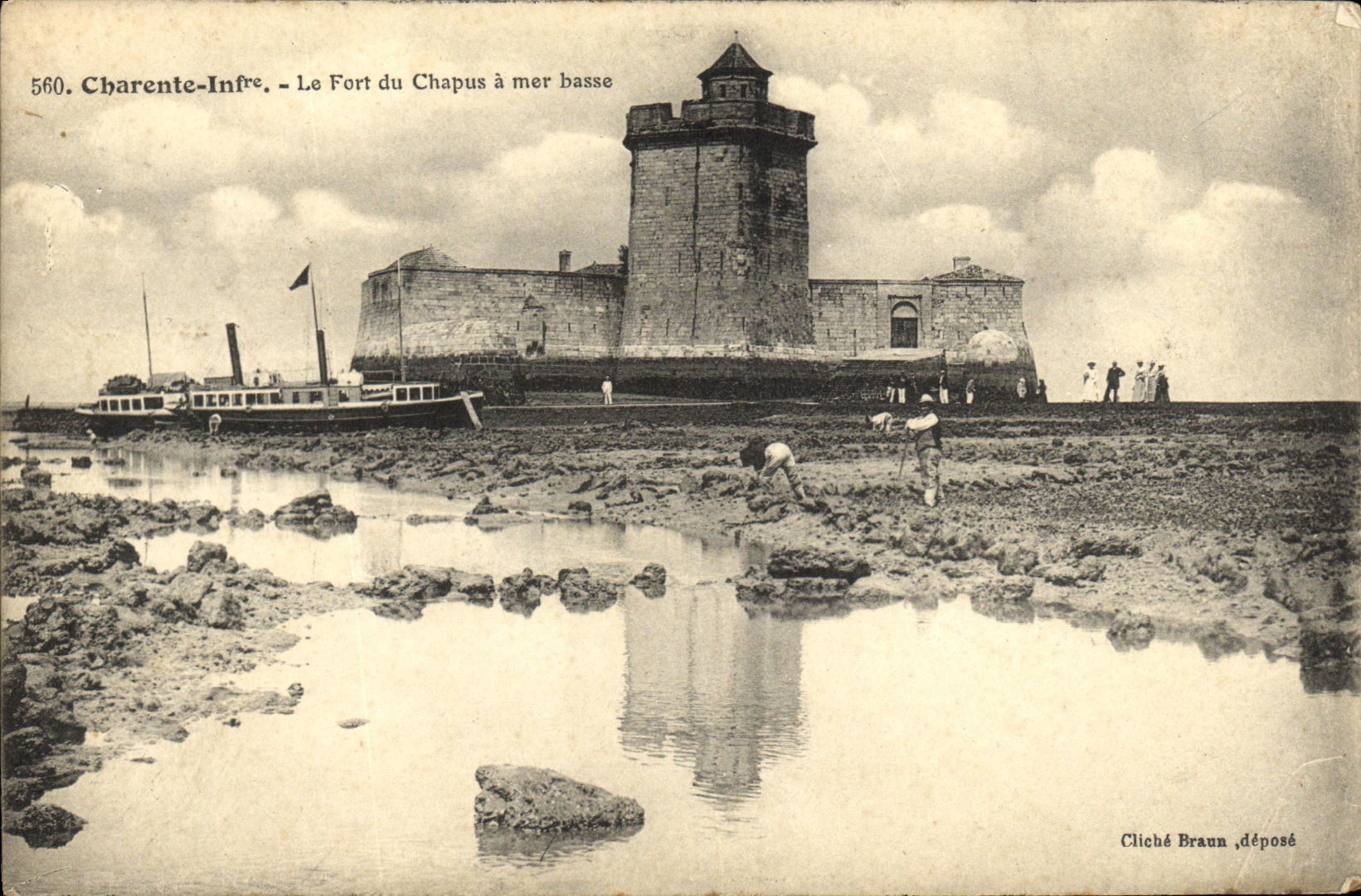 CPA Charente Le Fort du Chapus a Mer Basse Bateau