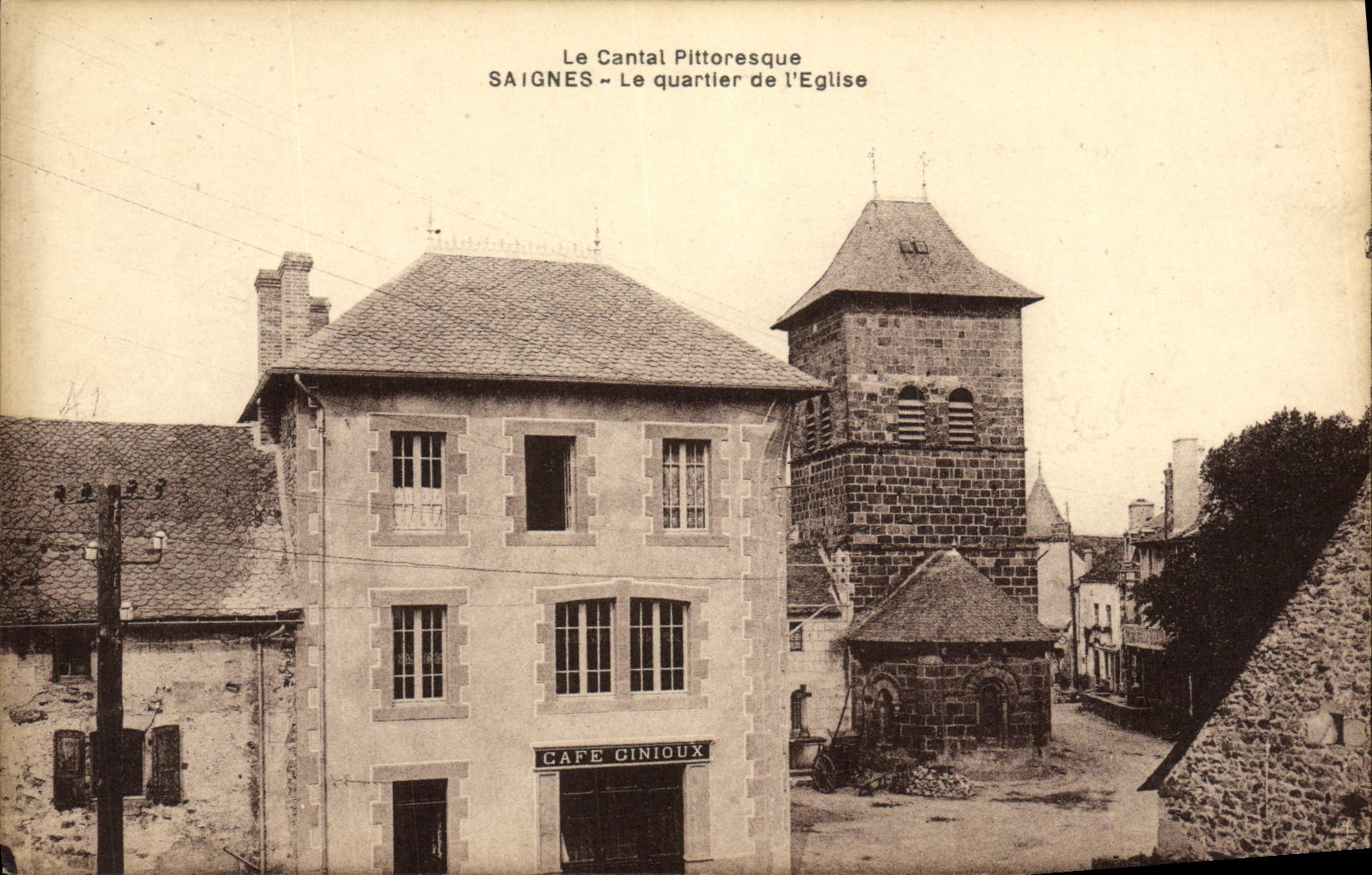 CPA Saignes Le Quartier de L eglise Cafe Ginioux