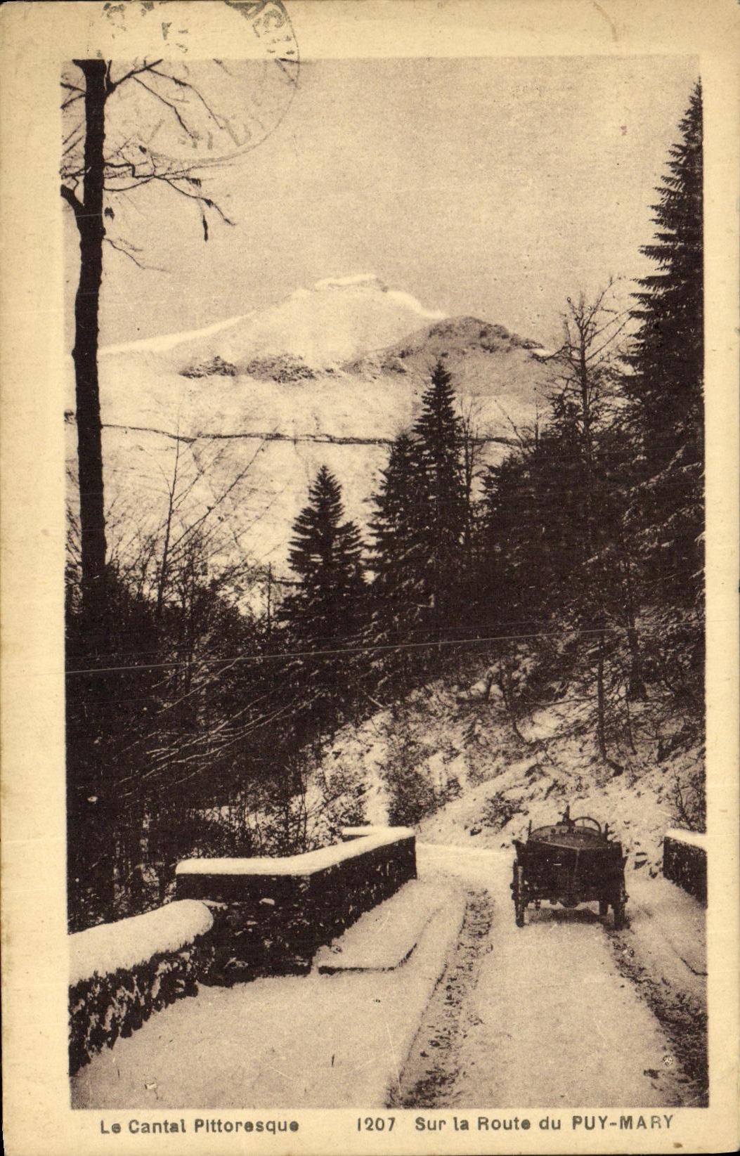 CPA Le Cantal Pittoresque Sur la Route du Puy Mary Automobile