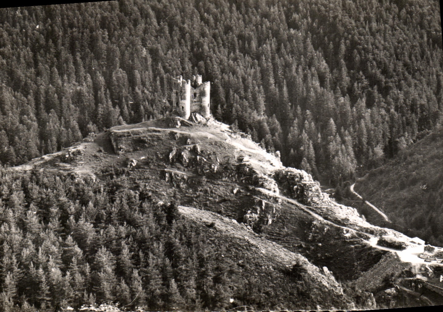 CPM Environs de Saint Flour Le Chateau d Alleuze