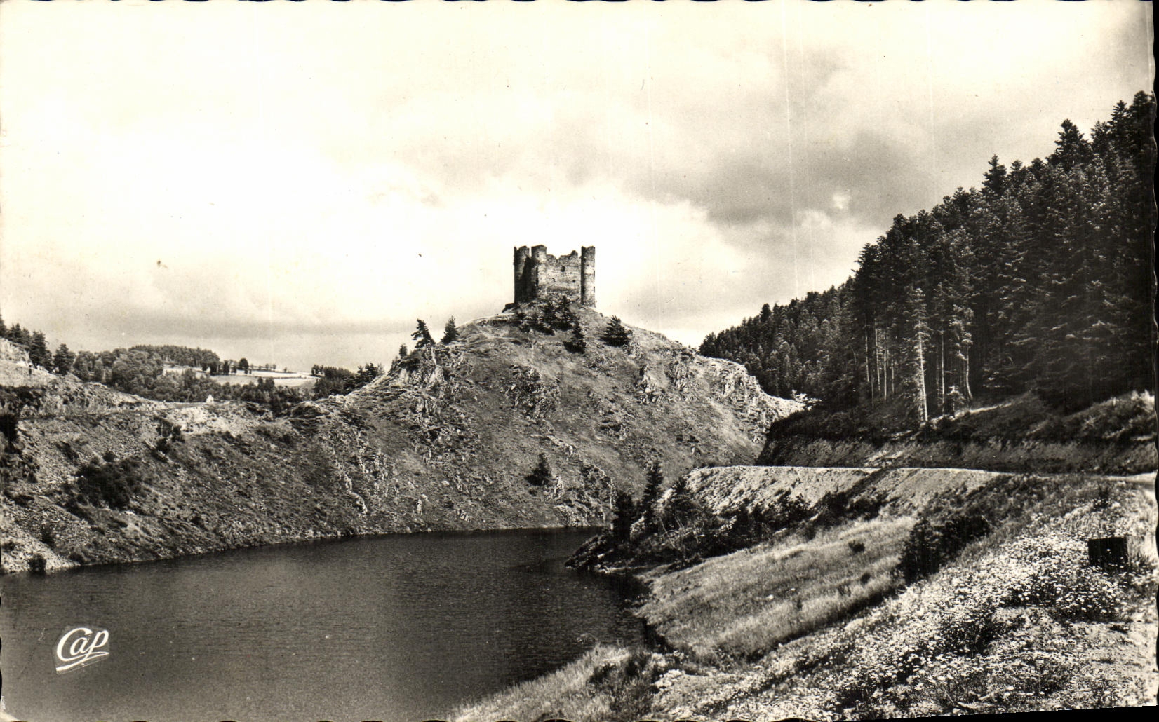 CPA Saint Flour Le Chateau Feodal d Alleuze