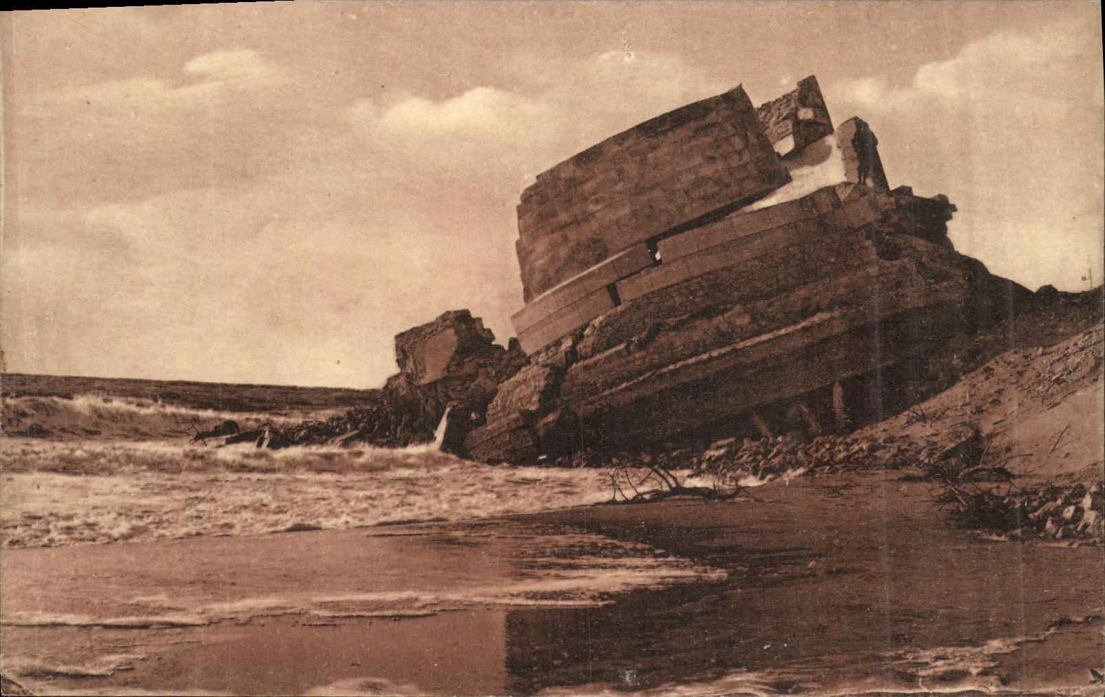 Les Mathes — L'Ancien Phare de la Coubre envahi par la mer — Édition artistique R. Bergavin, n° 3090