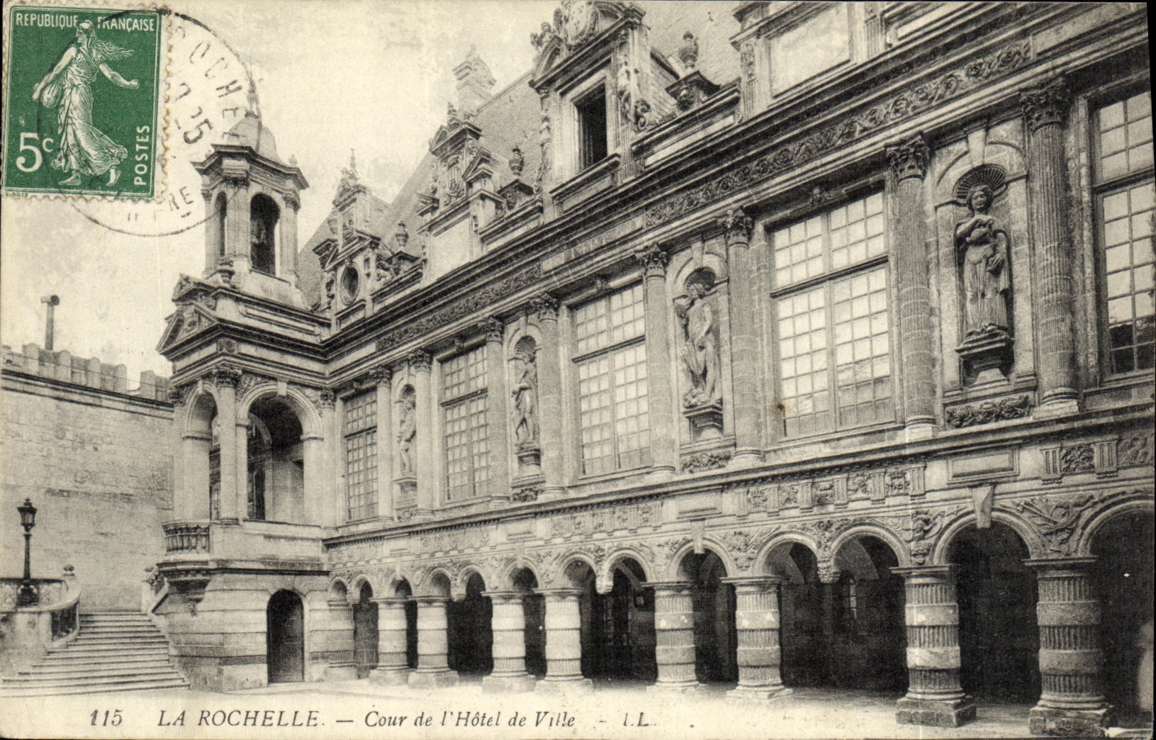 CPA La Rochelle Cour de l Hotel de Ville