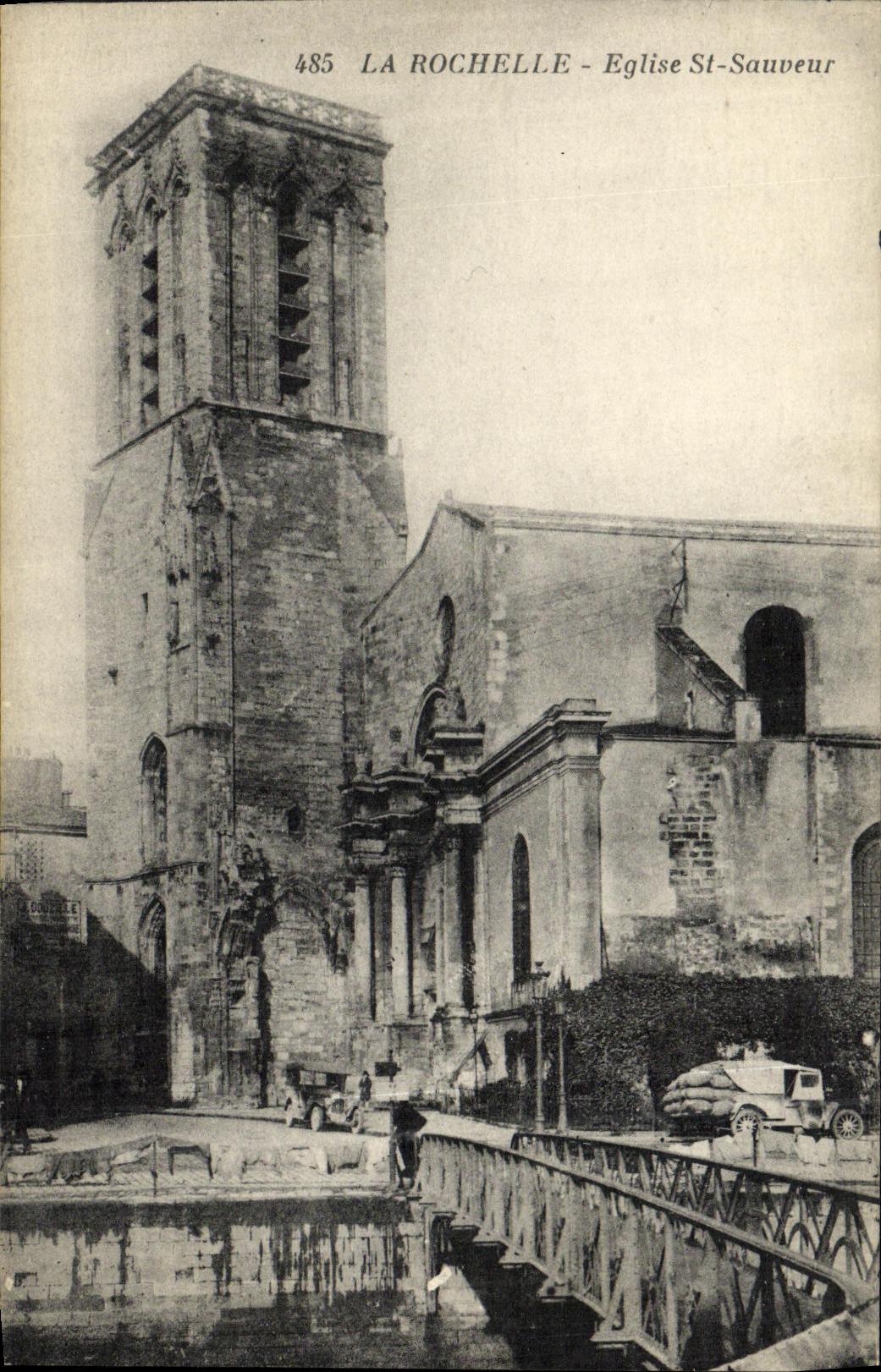 La Rochelle - Église Saint-Sauveur — vue de la tour et du bâtiment, avec un véhicule et un pont en arrière-plan