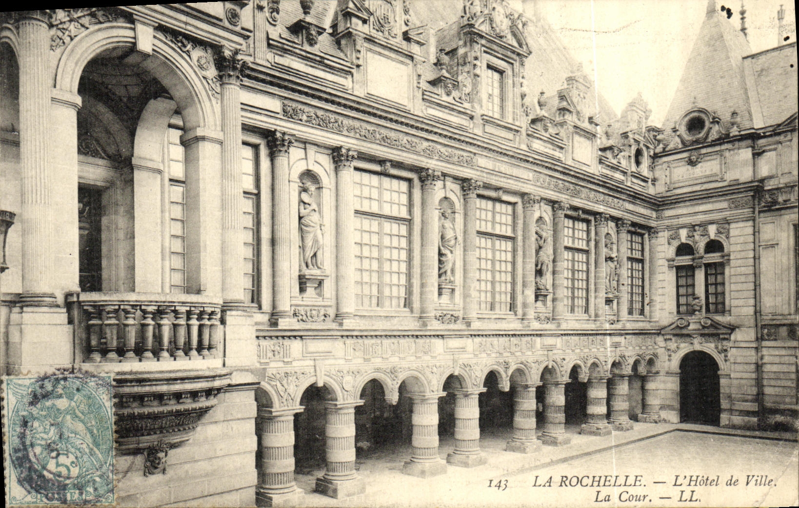 La Rochelle — L'Hôtel de Ville. La Cour. — LL. — n°143