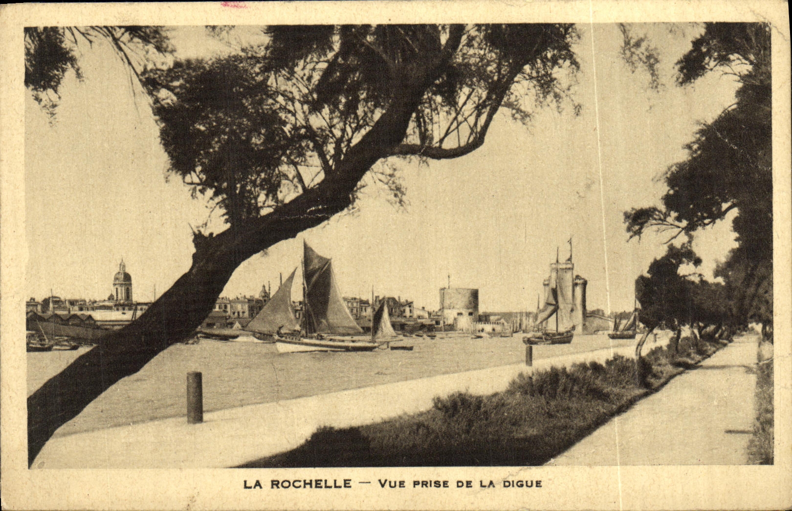 CPA La Rochelle Vue Prise De La Digue Bateau