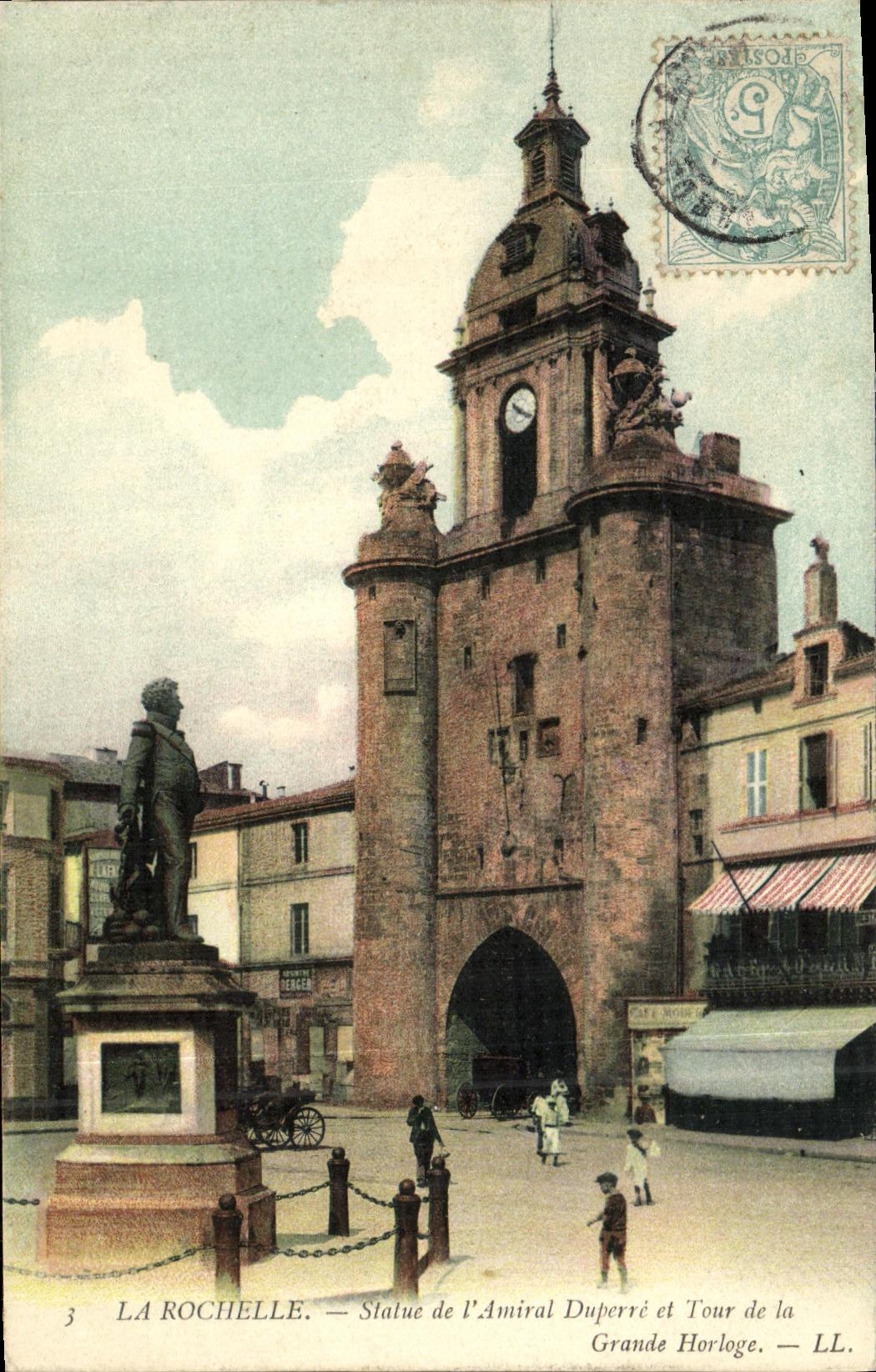 CPA La Rochelle Statue de L Amiral Duperre et Tour de la Grande horloge 