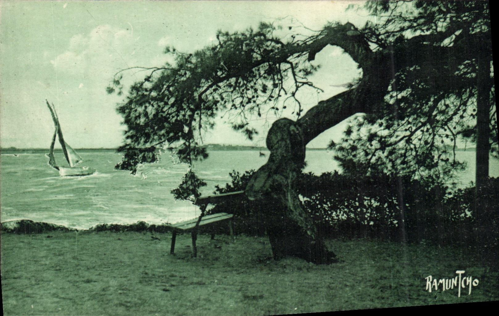 Parc du Casino de LA ROCHELLE — vue avec arbre et bateau — Ramuntocho