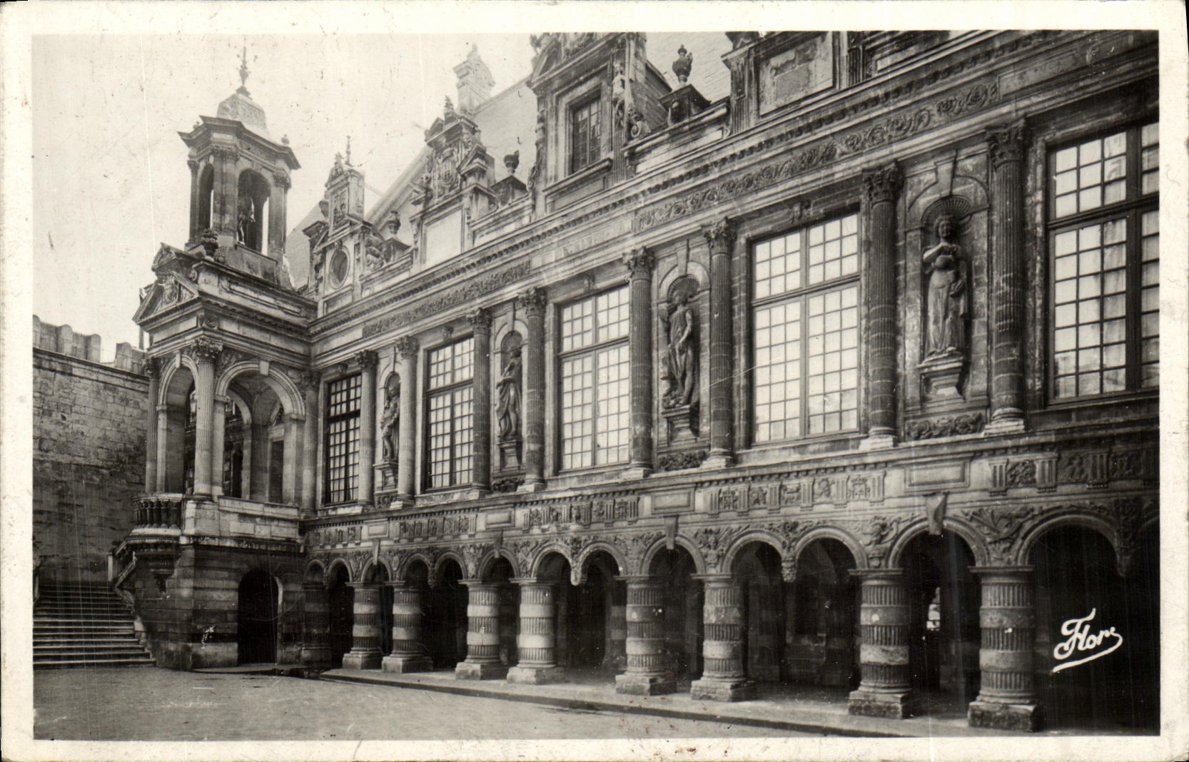 La Rochelle — L'Hôtel de Ville. La Cour d'Honneur — Éditions d'Art Marcel Carrrière, N°905