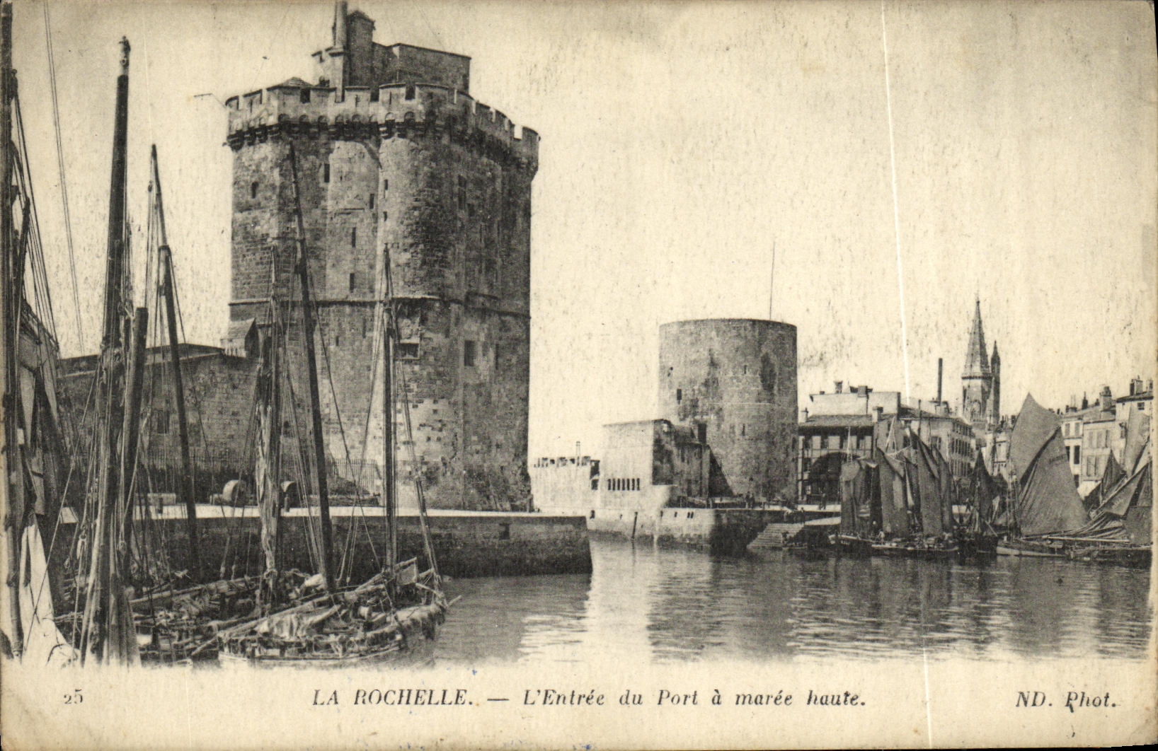 CPA La Rochelle L Entree du Port a Maree Haute