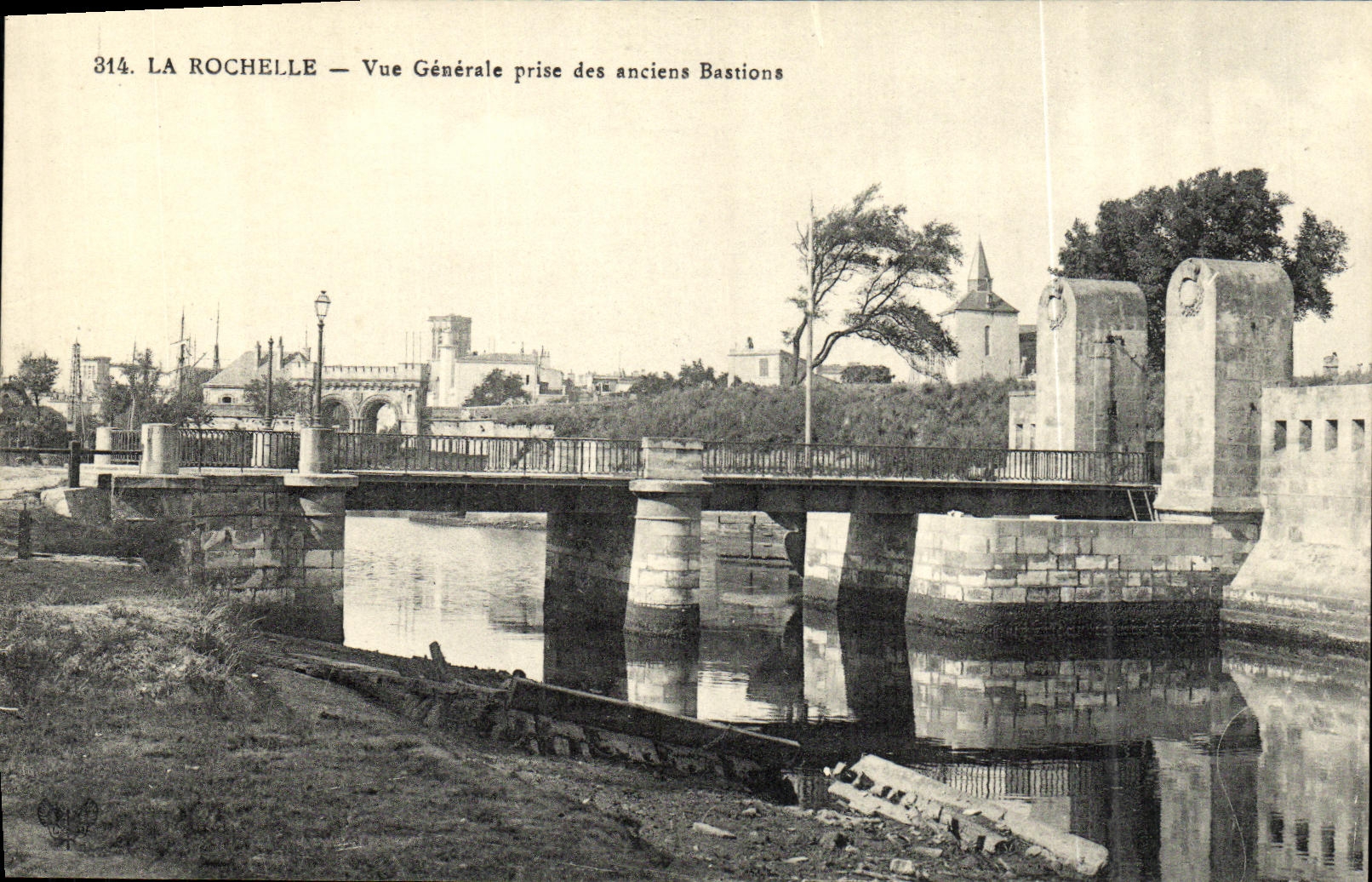 CPA La Rochelle Vue Generale prise des anciens Bastions