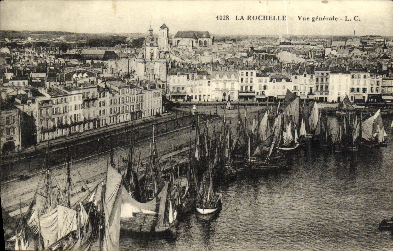 CPA La Rochelle Vue Generale Bateaux