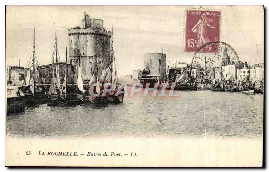 CPA La Rochelle Entree du Port Bateaux