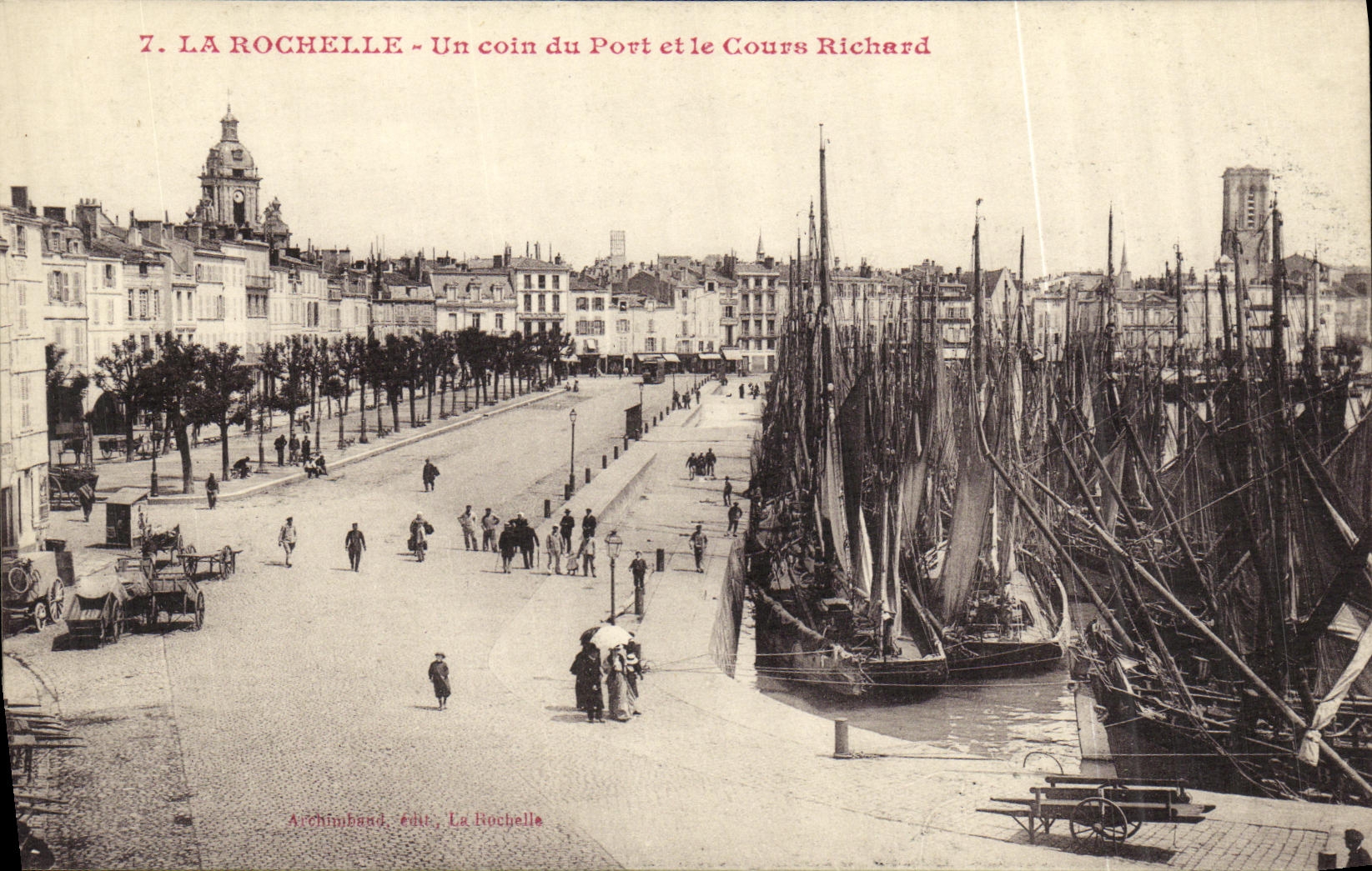 CPA La Rochelle Un Coin du Port et le Cours Richard Bateaux 