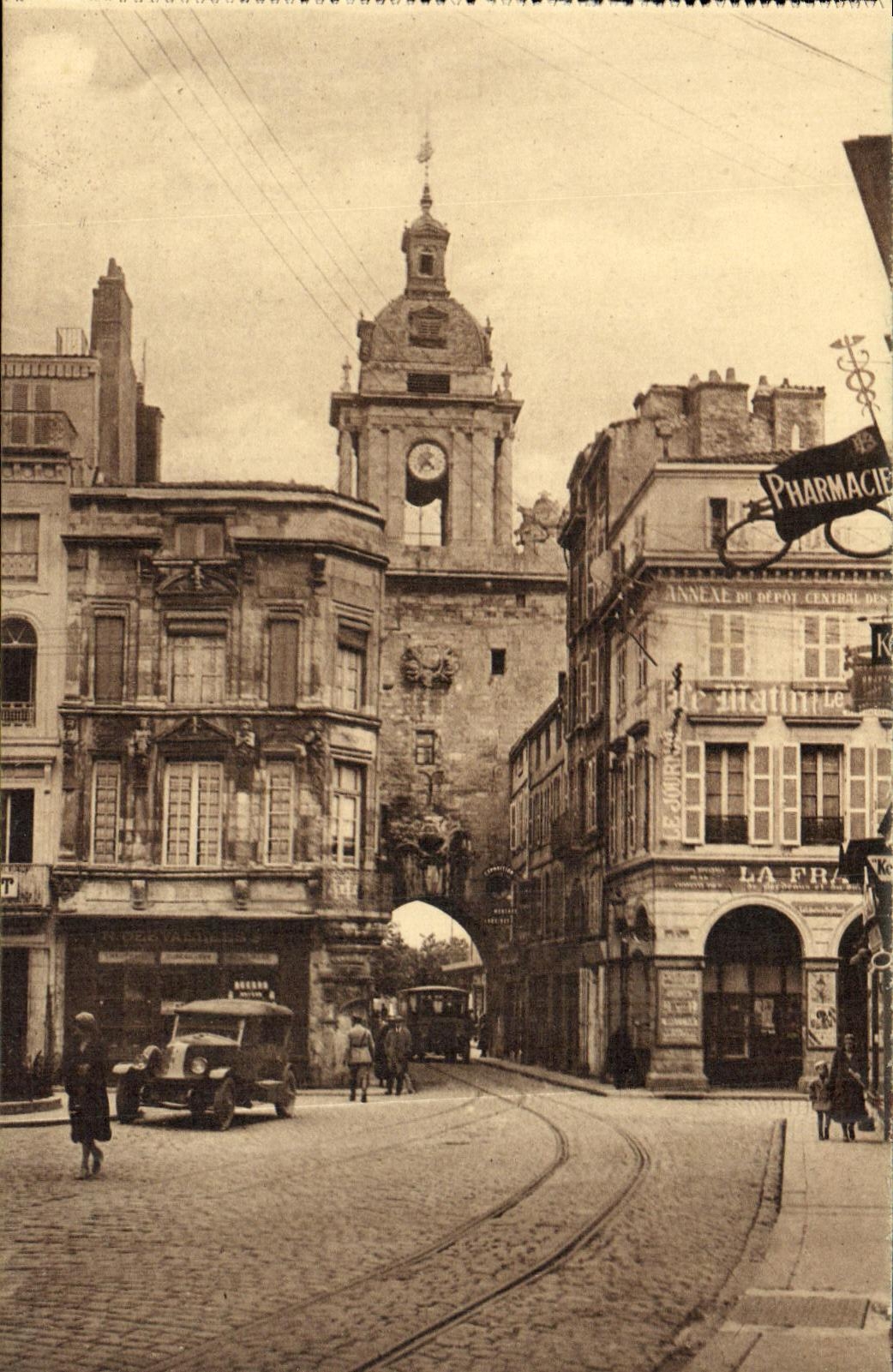 CPA La Rochelle Rue de la Grosse Horloge Pharmacie Automobile