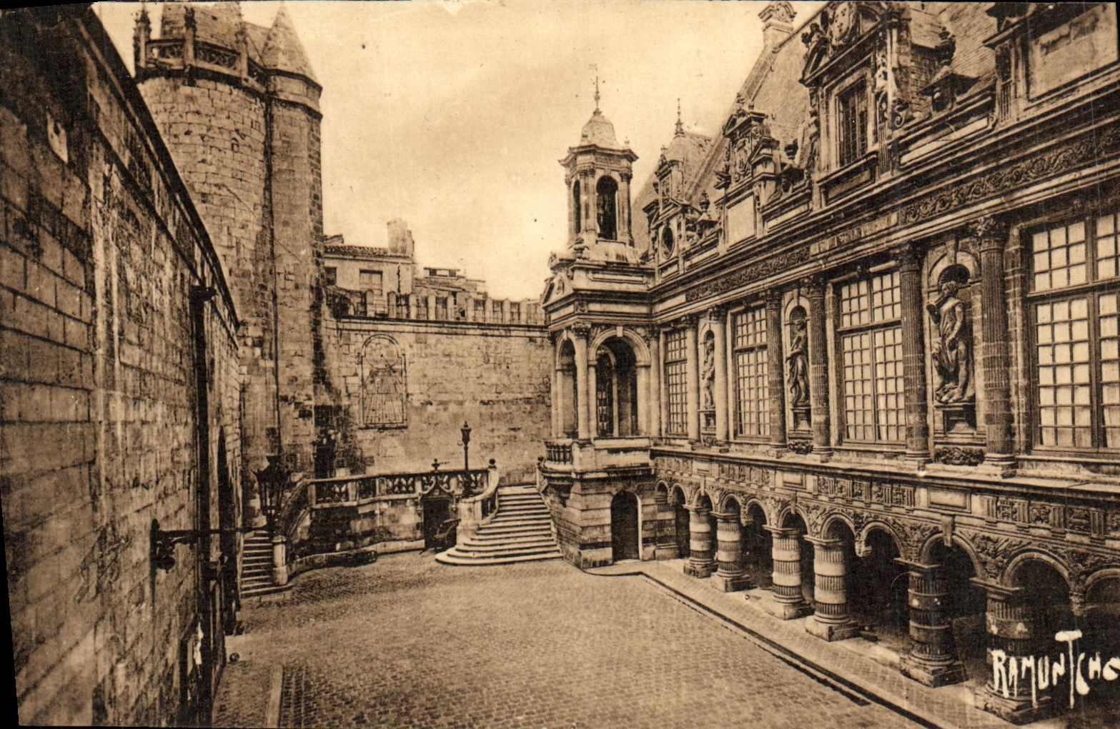 La Rochelle — Cour intérieure de l'Hôtel de Ville — Édition artistique R. Bergevin
