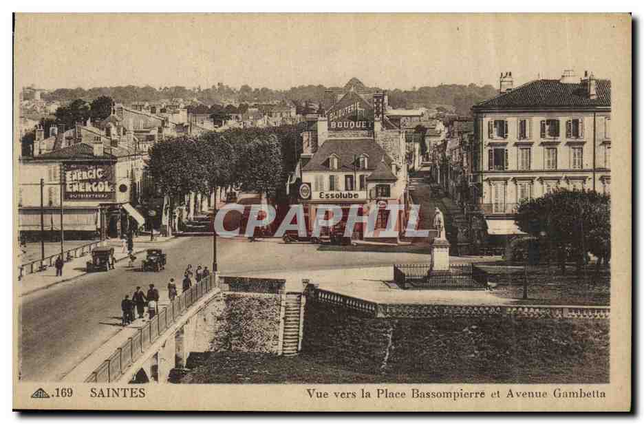 CPA Saintes Vue vers la Place Bassompierre et Avenue Gambetta Essolube Emergol