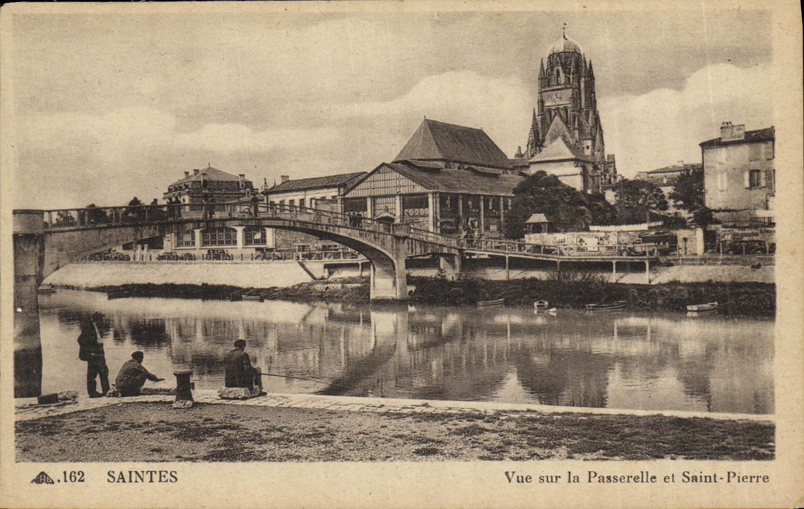 CPA Saintes Vue sur la Passerelle et Saint Pierre Pecheurs