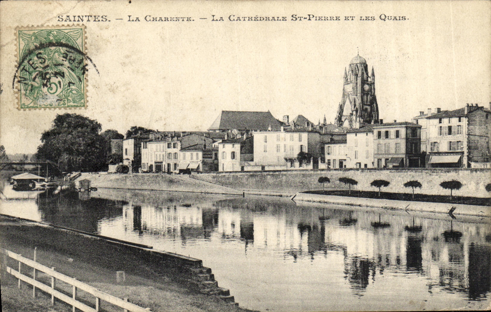 CPA Saintes La Charente La Cathedrale St Pierre et les Quais