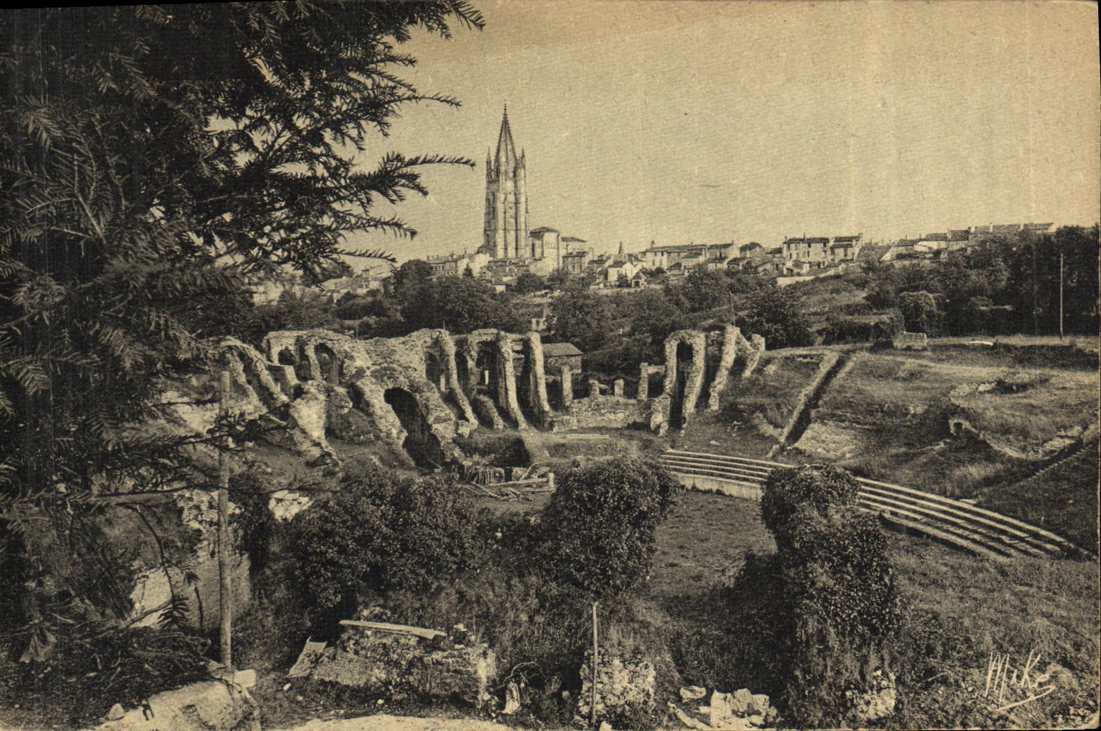 CPA Saintes Les Arenes Gallo Romaines et l Eglise St Eutrope