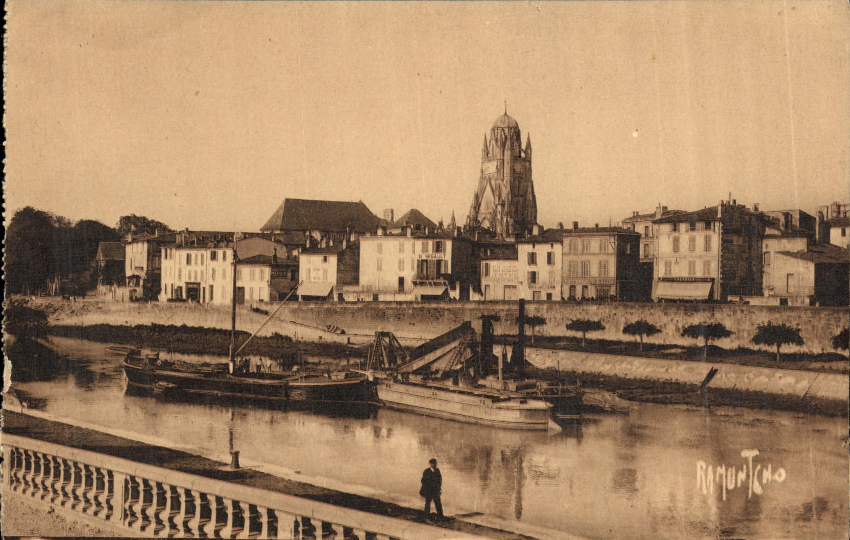 CPA Quais de la Charente a Saintes Bateaux
