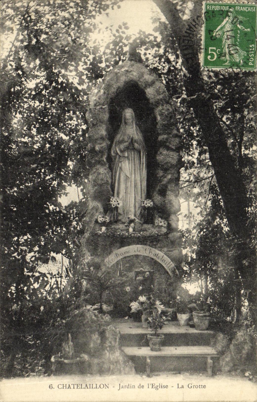 CPA Chatelaillon Jardin de l Eglise La Grotte