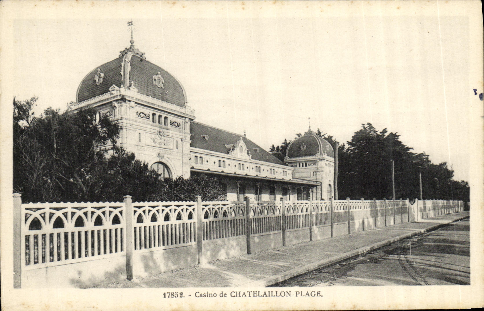 Casino de Châtelallion-Plage — vue du bâtiment avec toit en dôme et clôture en fer forgé — éditeur CPAPHIL, n° 17