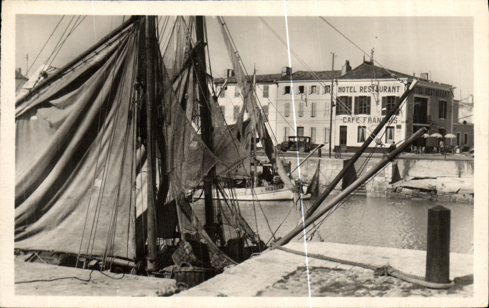 CPA La Flotte en Re Ile de Re Le port Bateaux 
