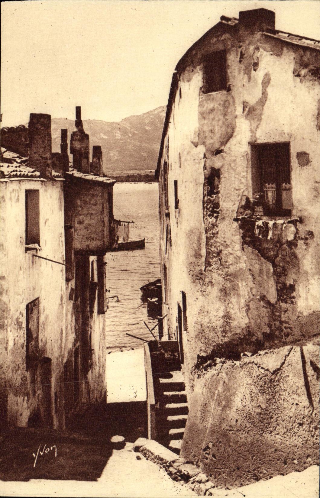 CPA La Corse Ile de Beaute Calvi Vieilles Maisons domiamt le Port 