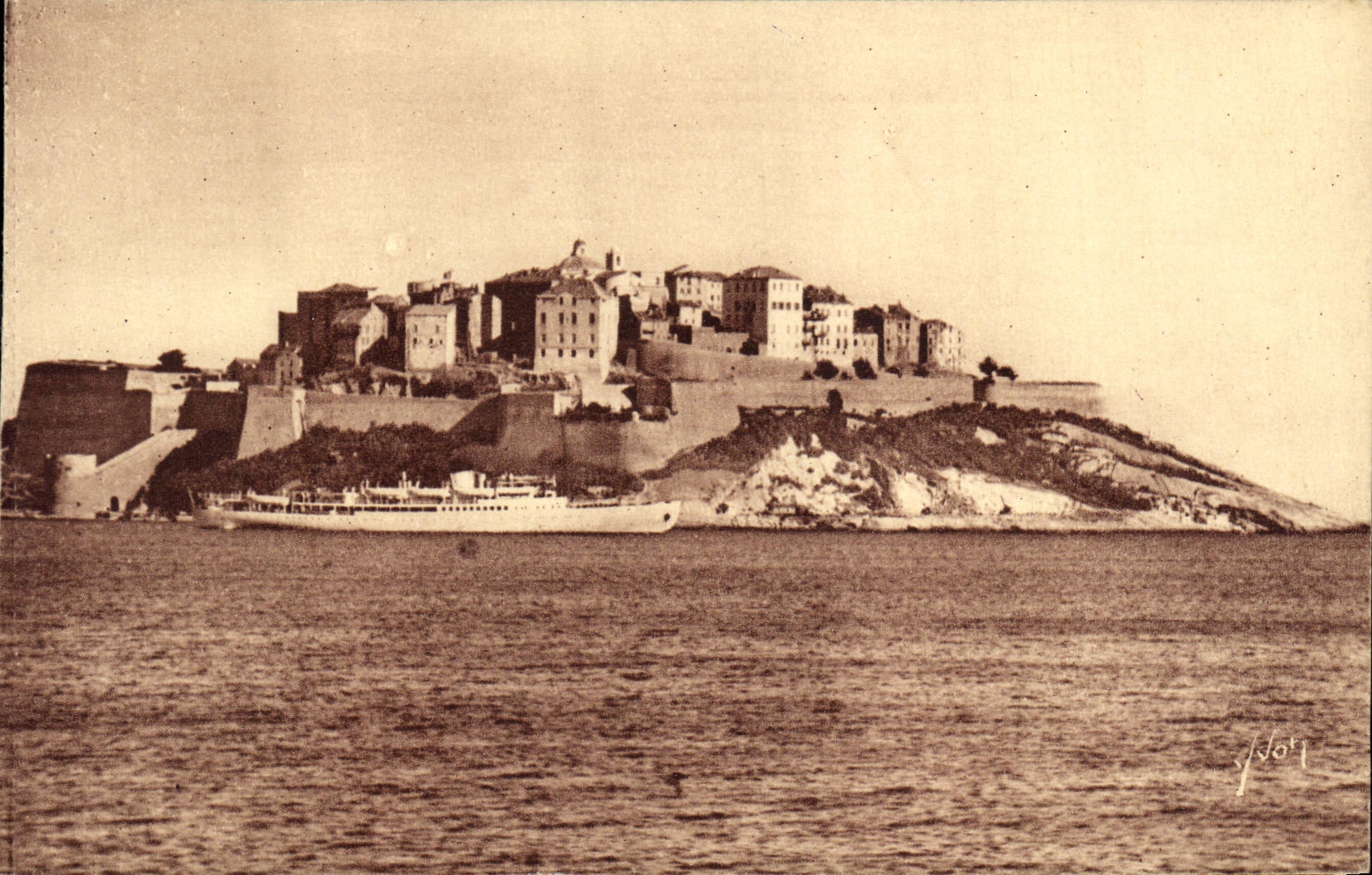 Calvi — Vue générale de la Haute Ville et "L'Île de Beauté" sortant du Port — Les Éditions d'Art Yvonne, Paris