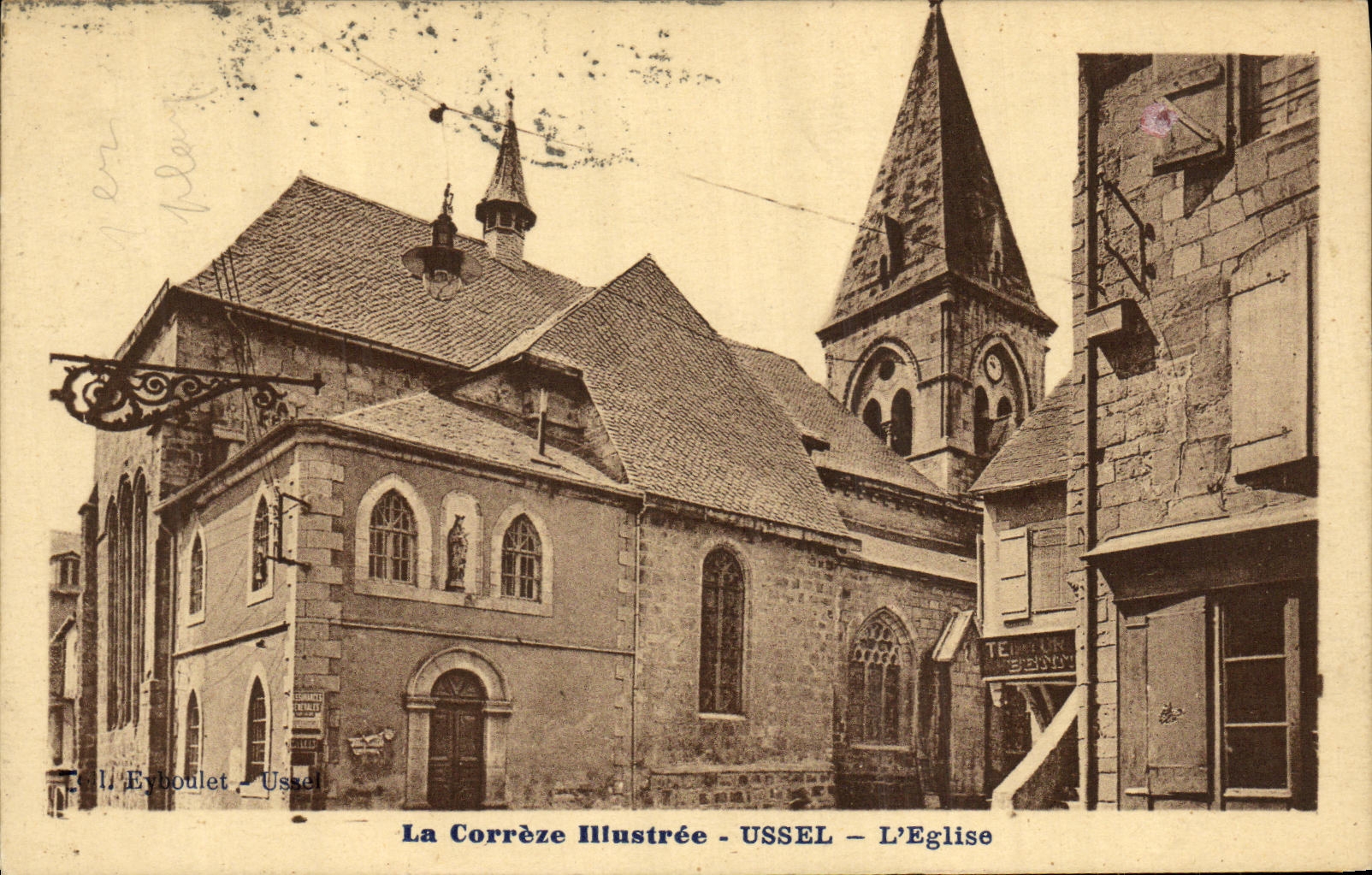 CPA La Correze lllustree Ussel L Eglise