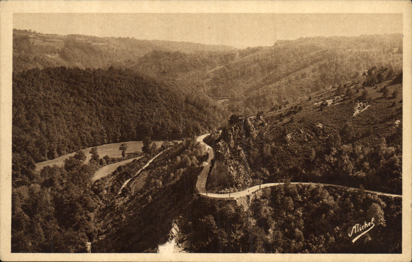 CPA La Correze Touristique Gorges de la Luzege Rocher de Servieres Route Neuvic Egletons
