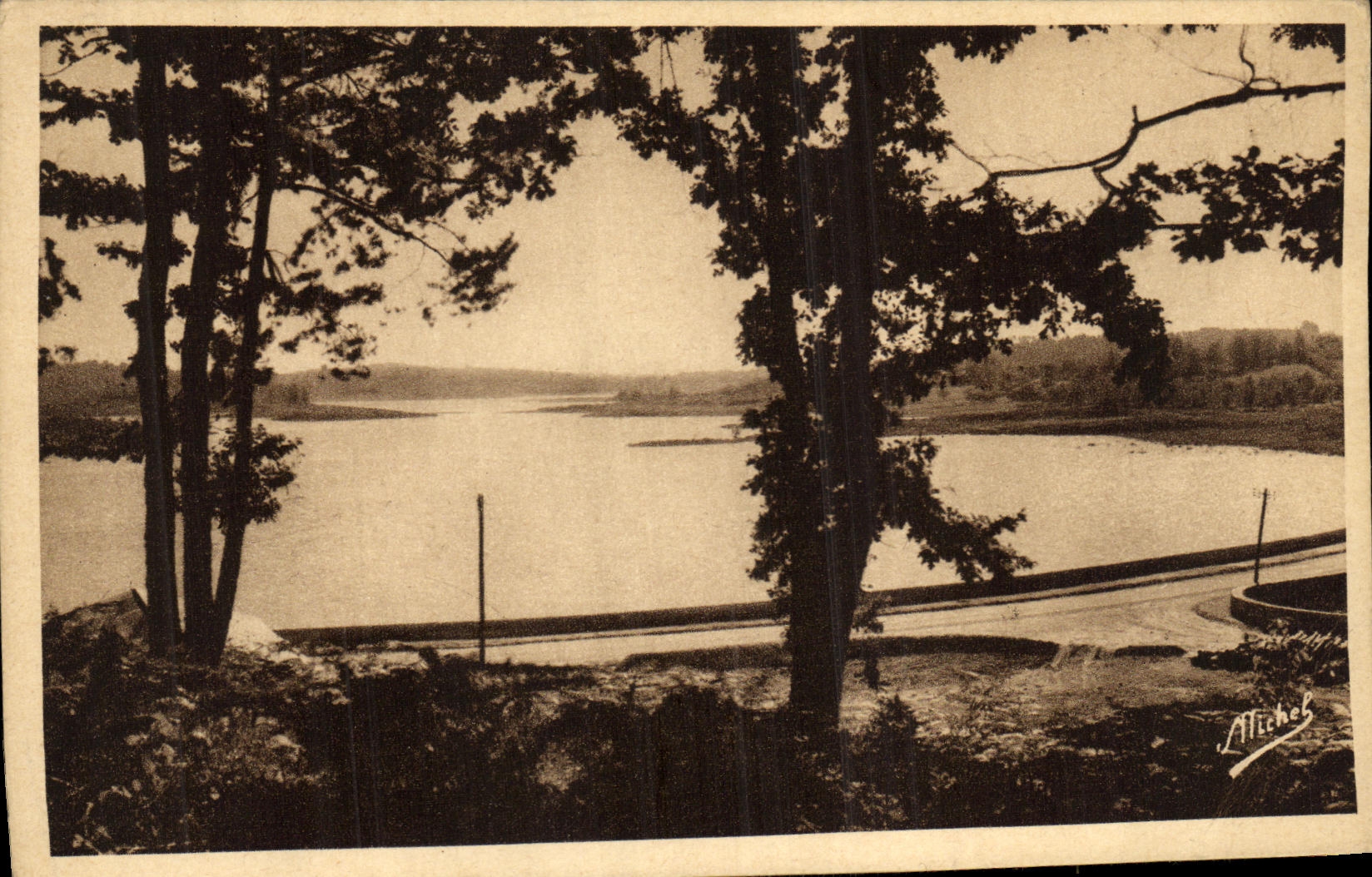 CPA La Correze Touristique Neuvic d Ussel Barrage des Plains Pellachal Vue sur le Lac