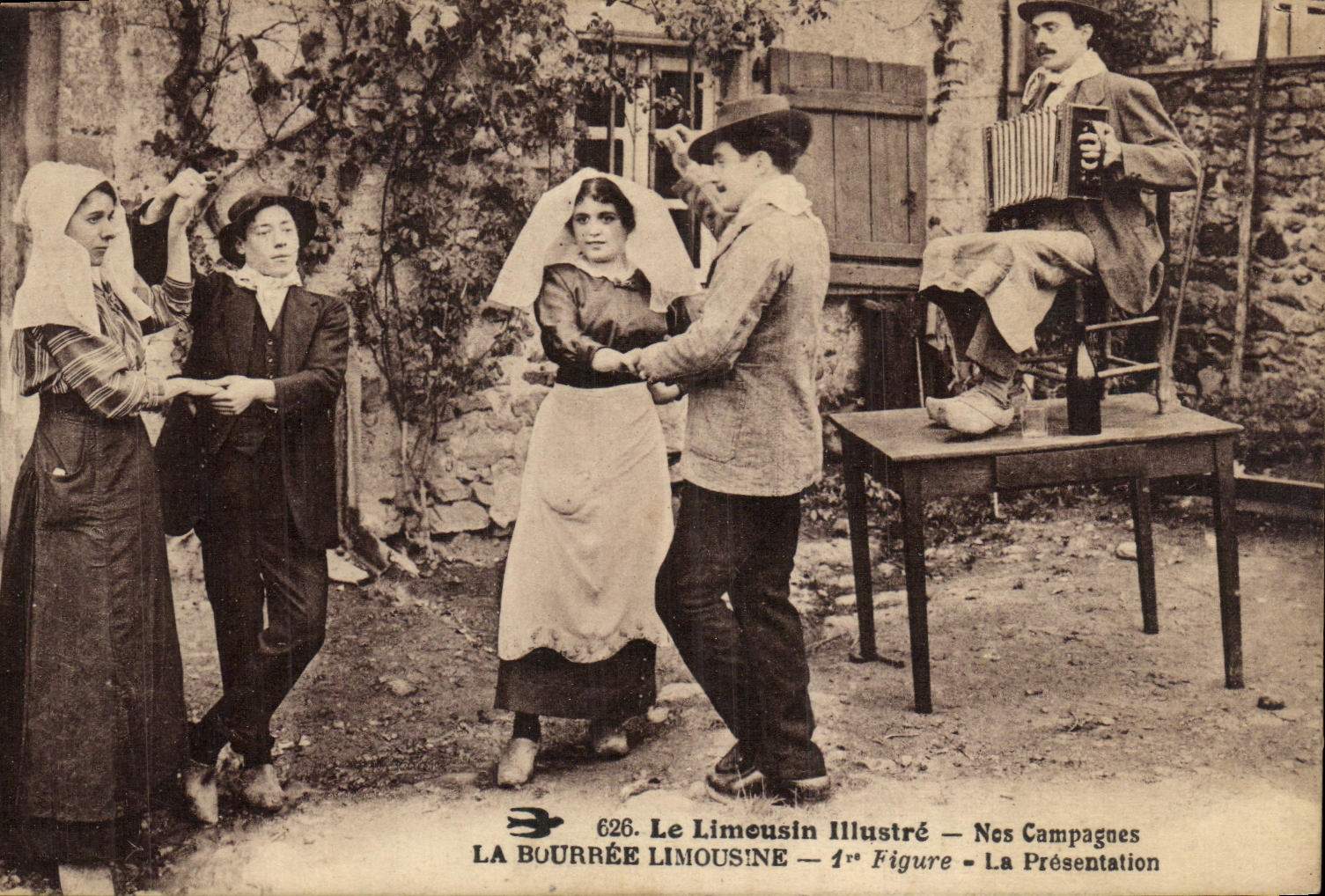 CPA Le Limousin lllustre Nos Campagnes La Bourree Limousine Figure La Presentation Folklore Accordeon 