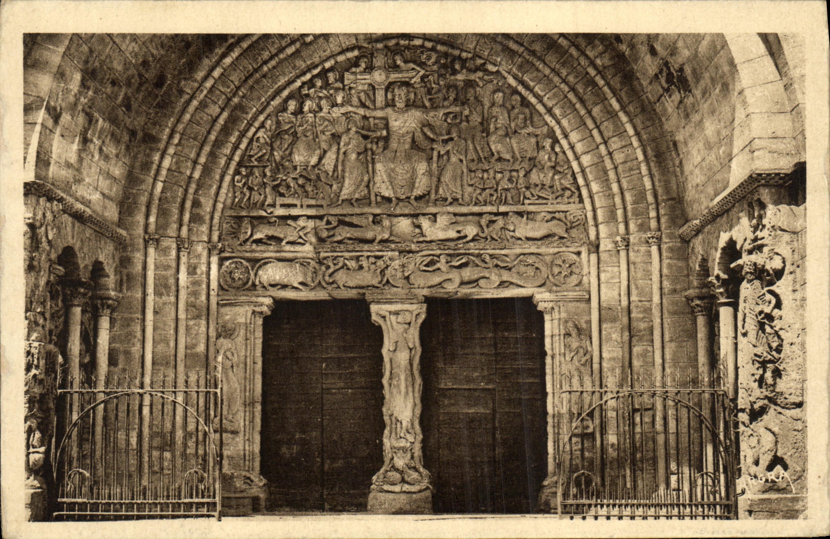 CPA Beaulieu sur Dordogne Portail de L Eglise Le tympan