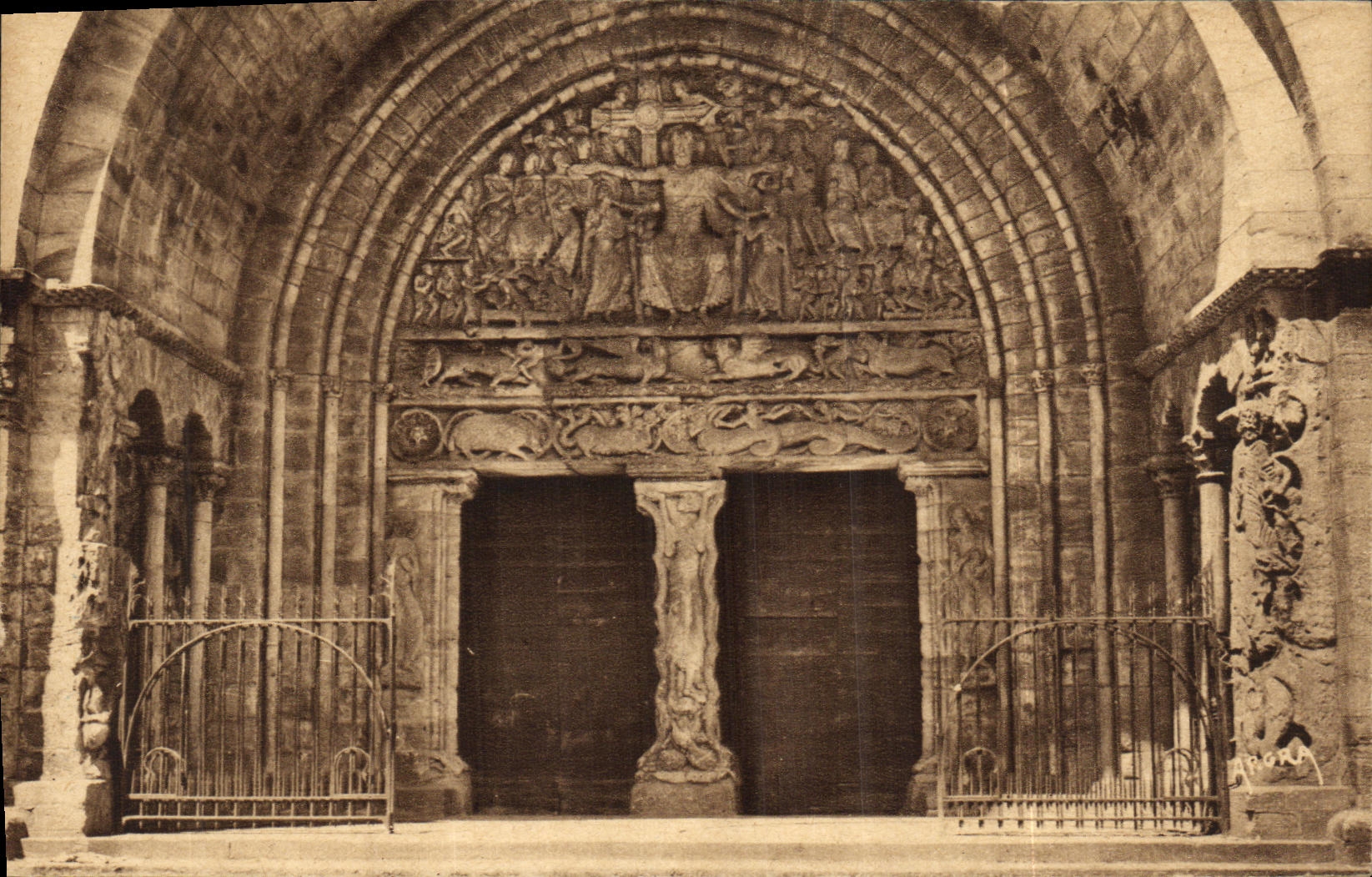 CPA Beaulieu sur Dordogne Portail De L Eglise Le Tympan