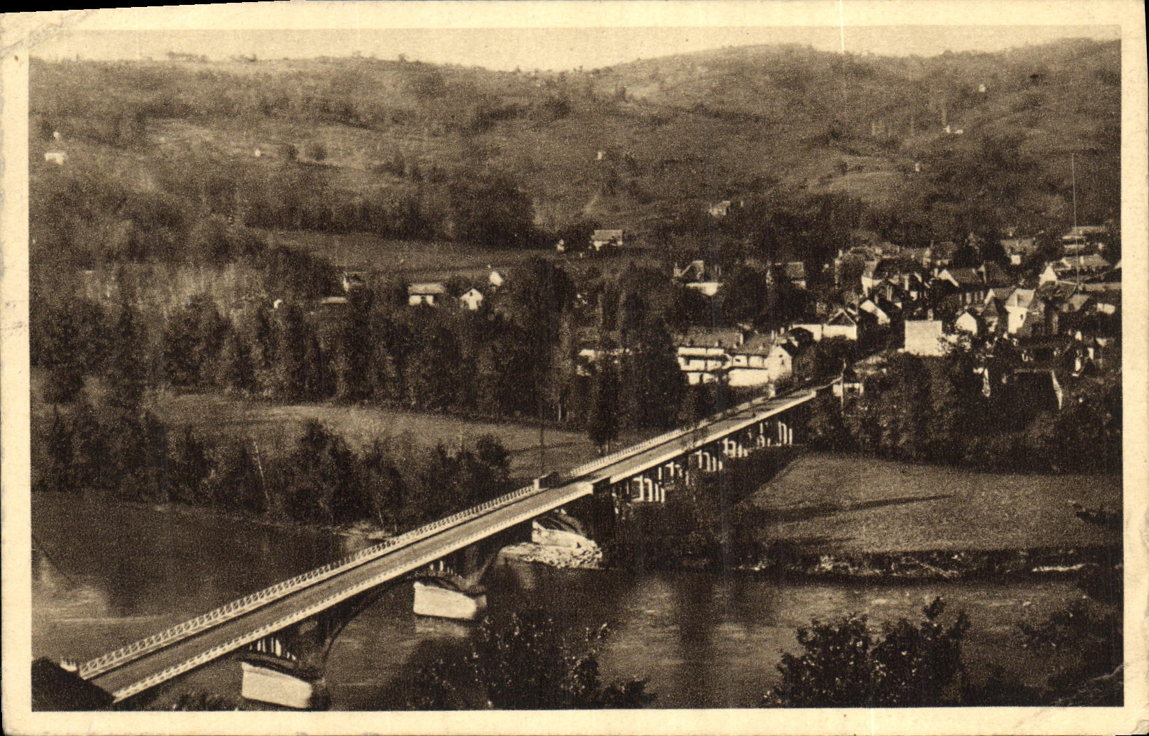 CPA Beaulieu sur Dordogne Le Nouveau Pont
