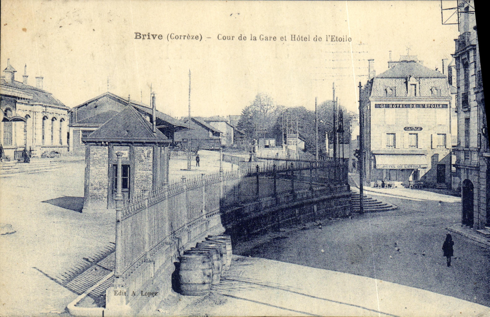 CPA Brive Cour de la Gare et Hotel de l Etoile 