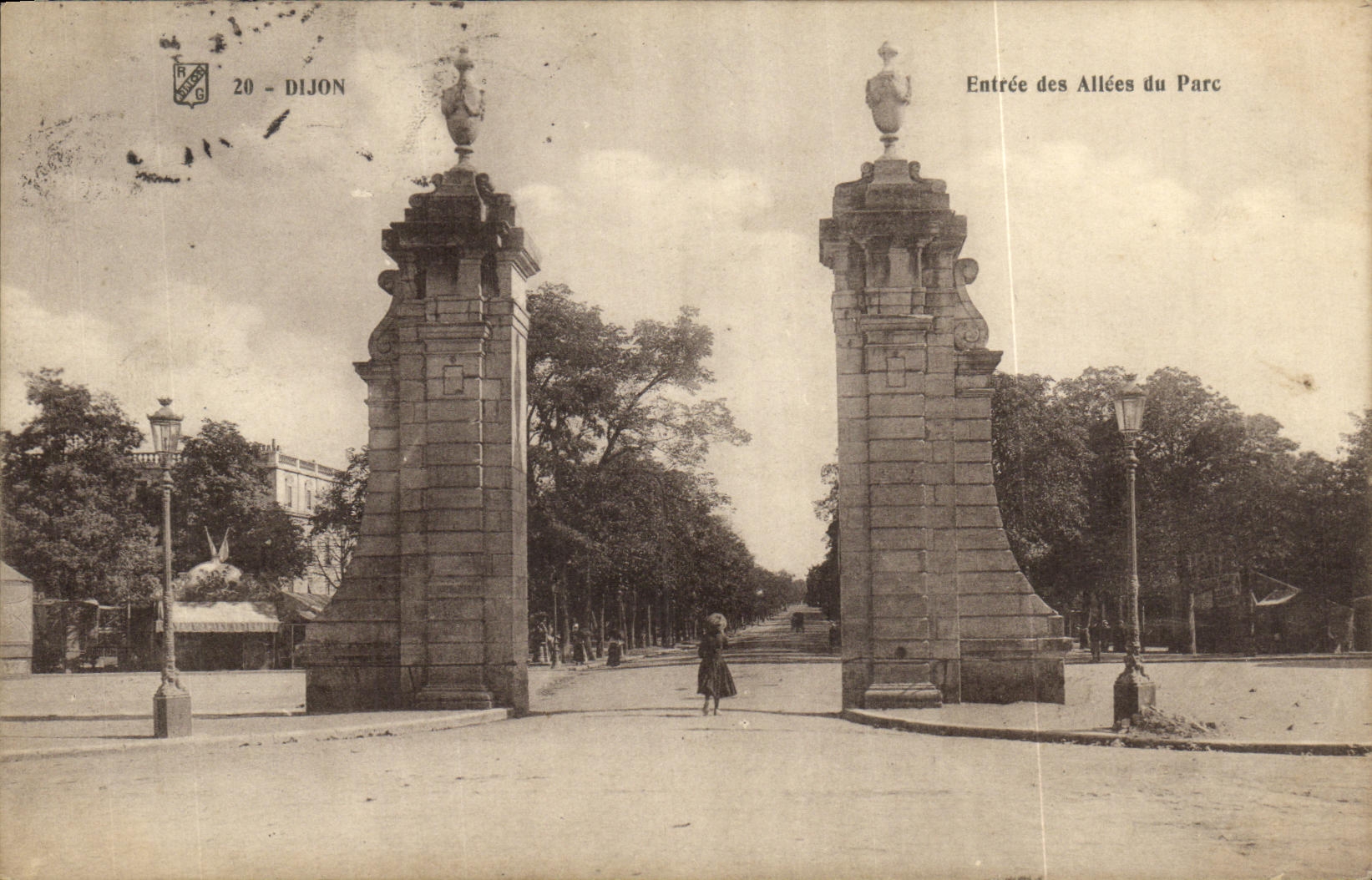 CPA Entree des Allees du Parc Dijon 
