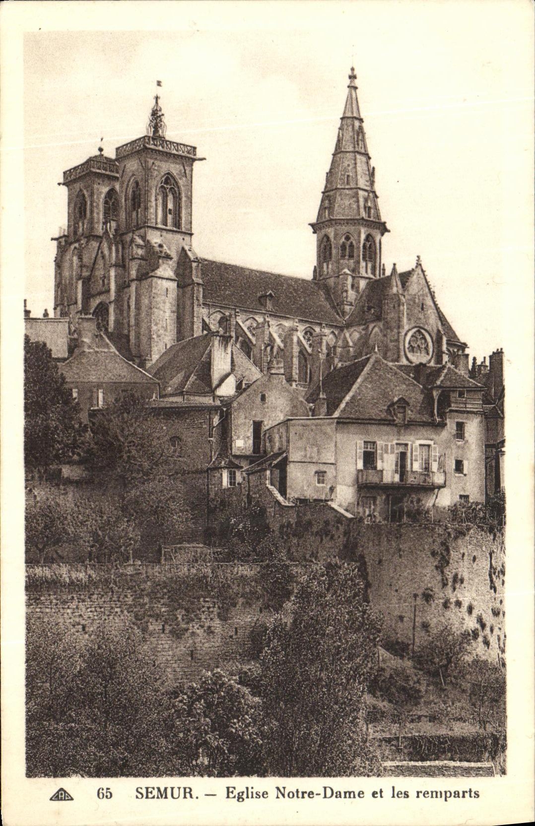 CPA Semur Eglise Notre Dame et les remparts