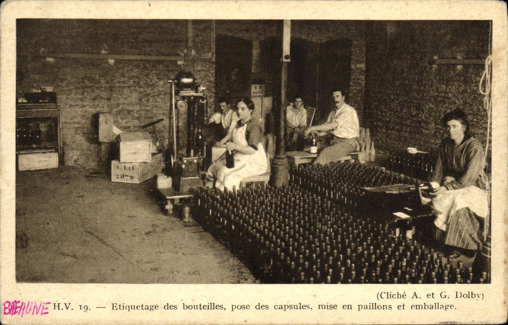 CPA Beaune Etiquetage des bouteilles pose des capsules mise en pailons et emballage