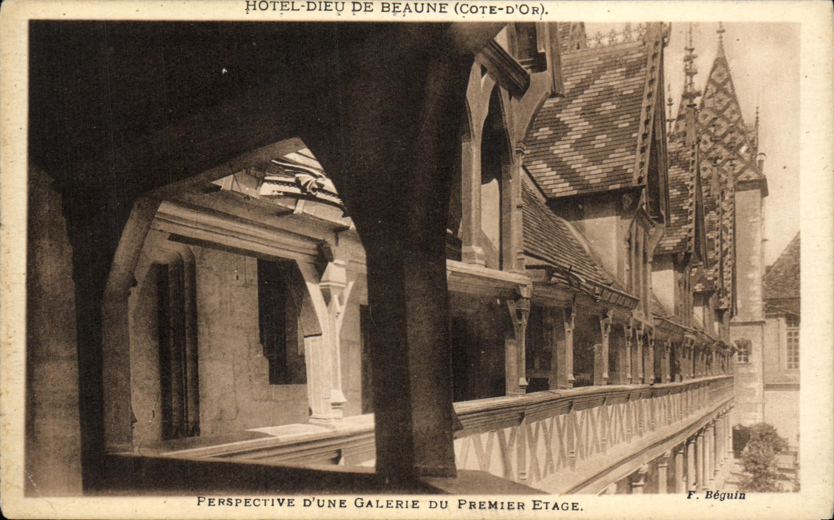 Hôtel-Dieu de Beaune (Côte-d'Or) — Perspective d'une galerie du premier étage — F. Béguin