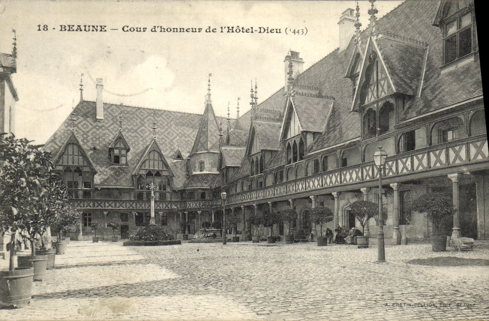 CPA Beaune Cour d honneur de l Hotel Dieu